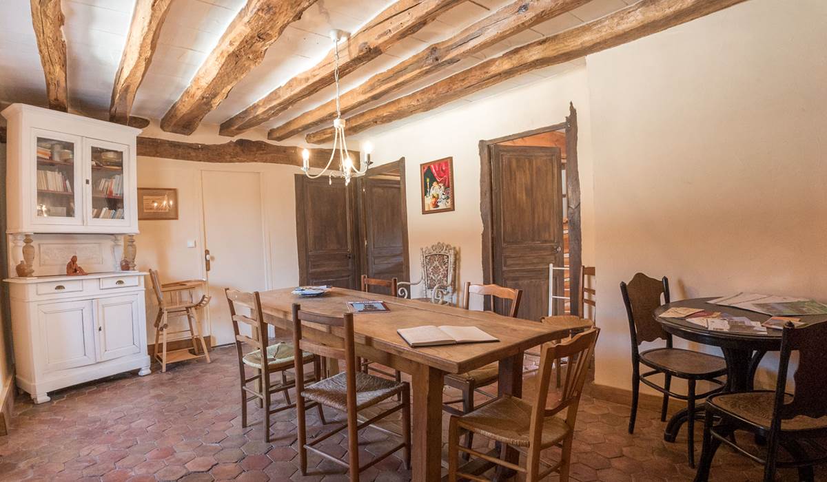 Salle à manger attenante aux chambres pour l'ensemble de nos hôtes